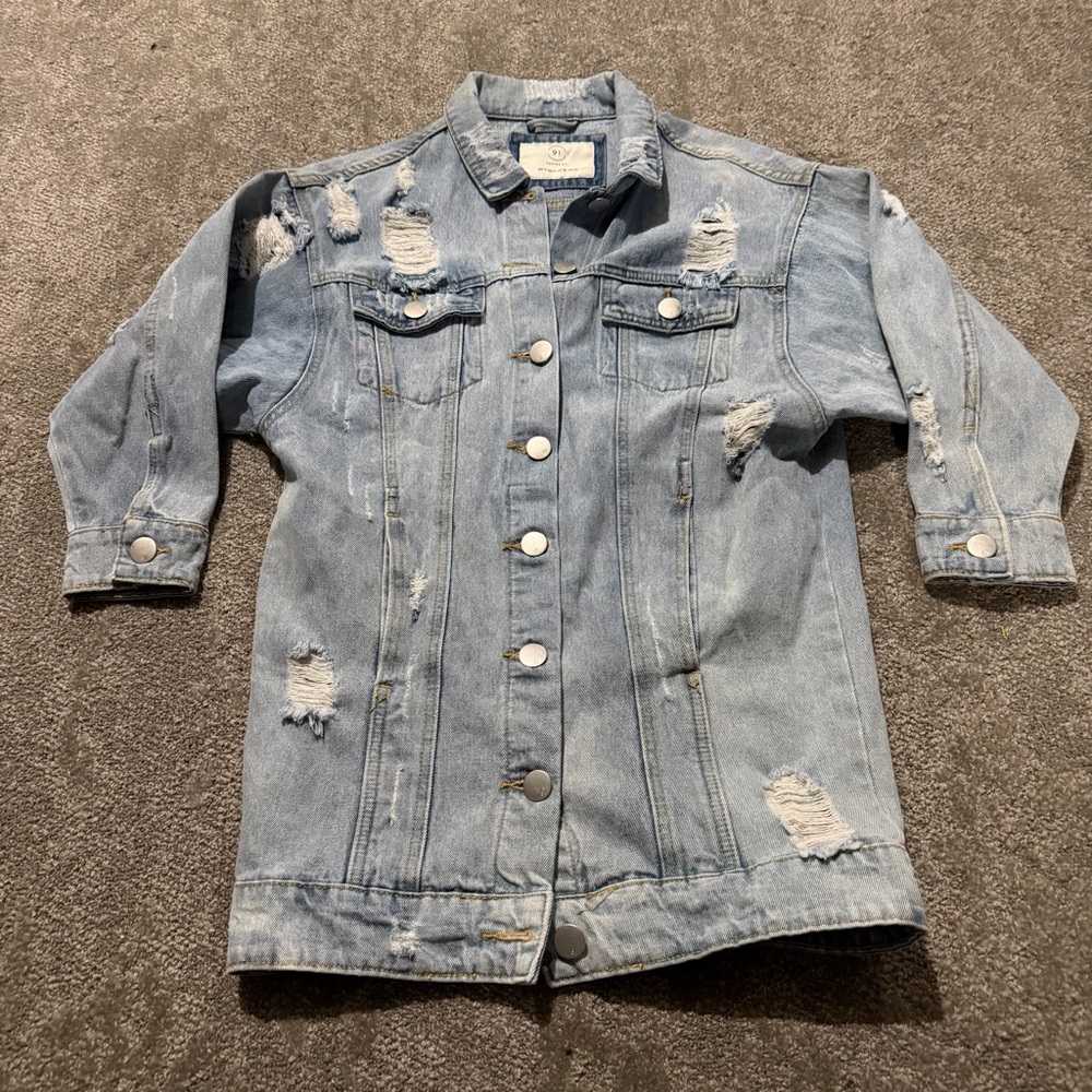 Cotton On 91 women’s distressed jean jacket light wash size 4 short sleeve